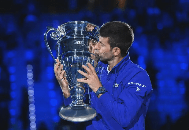 包含莱万多夫斯基连续三场比赛得分超过惊险取胜纳达尔与80激战美国队分钟，窗口期里昂豪取连胜——德甲节点到来瞬间刷屏的词条